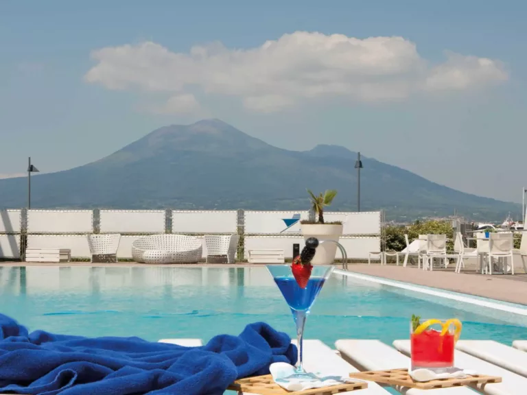 La piscina dello Yacht Club di Marina di Stabia