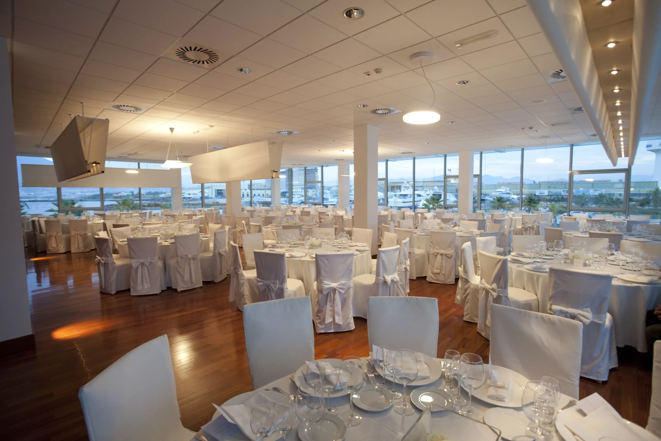 Sala Rossa - particolare decorativo tavolo Yacht Club di Marina di Stabia